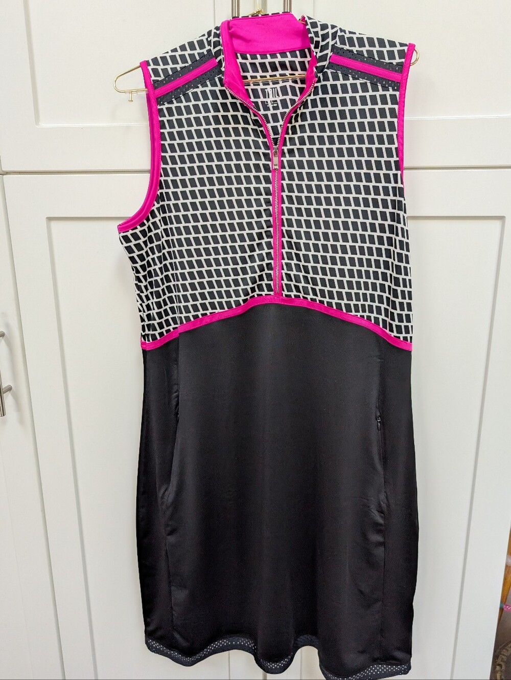 Tail sporty sleeveless dress.